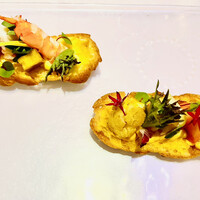 マレッタ - シーフードのカナッペ: 土台のバゲットでお腹いっぱいになってしまいます。