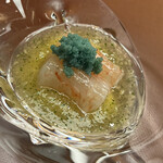 美会 - ボタン海老です。トッピングは卵。タイのフレッシュハーブの効いたジュレでいただきます。抜群にウンマイ