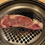 Yakiniku Watanabe - サーロインをまずは焼く