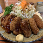 とんかつ一幸 - 左から２個ずつ…中濃…ウスター…醤油…(*^^*)♡