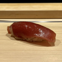 鮨処たけ原 - 大間の鮪 赤身 126kg やま幸より
                      赤身の程良い酸味に少し温度高めのシャリが見事に寄り添って良い味わいです♪
                      やはりシャリと種のバランスが良いですね。