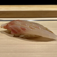 鮨処たけ原 - 宮城 イシダイ 4日寝かせ
                    最初口にするとその食感の良さが感じられますが、次第にねっとりとした口当たりに変化しながら、赤酢のシャリに下支えされなかなかの美味です。