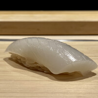 鮨処たけ原 - 出水のスミイカ
                    サクッとした歯触りが若々しくて良い食感ですね！
                    中武大将のシャリがスミイカのほのかな甘みを引き出しています。