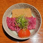 肉料理かなえ - 赤身の刺身 黄身 泡醤油 トリュフオイル 芽葱