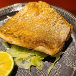 馳走 啐啄一十  - ②炭火焼き赤鯥(別称:ノドグロ、山口県下関産、釣り)、バター炒めキャベツ添え
      ふっくら感を残した焼き上げ、皮はパリッと香ばしく、身はフワフワ、脂の旨みを堪能。
      脂をキャベツに絡めて最後まで楽しみます。