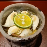 馳走 啐啄一十  - ①肥後手延素麺ゆきやぎ(熊本県南関)、松茸(広島県庄原産)、酢橘、羅臼昆布&血合抜き本枯節の出汁のお椀(広島県竹原の軟水)
      極細素麺が羅臼昆布らしい主張のある多重な旨みが特徴なコクのあるお出汁とマッチ
