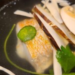 馳走 啐啄一十  - ④炭火焼き白甘鯛(愛媛県八幡浜産)、松茸(広島県庄原産)、利尻昆布(蔵囲い6年)&血合い抜き鮪節の出汁のお椀
      産卵期は夏～秋、旬は冬～春
      お出汁に浸りつつもパリッとした白甘鯛は上品な旨み&甘みが印象的