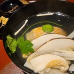 馳走 啐啄一十  - ④利尻昆布&血合い抜き鮪節の出汁のお椀
      利尻昆布の出汁は透明感がありながらも輪郭がはっきりしたキレのある味わい。
      血合い入りだと後味が複雑を含むのですが、血合い抜きだと透明感のある旨みが特徴です。