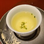 馳走 啐啄一十  - 飲み物①煎茶(京都府宇治産)
      広島市安佐南の天然水を41℃のお湯で丁寧に淹れた煎茶
      上質なお茶だけにある微かな甘みを感じます。