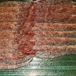 馳走 啐啄一十  - ⑪榊山牛(サーロイン)生ハム
      馬上畜産のみで飼育している榊山牛の特徴
      ❶32ヶ月以上の長期肥育(生体熟成)
      ❷自牧場での餌の配合
      ❸ストレスのない牛舎の整備
      生体熟成すると脂の融点が下がり口溶けが凄い