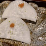 馳走 啐啄一十  - ⑧大根、梅肉載せ(口直し)
      氷水で〆ただけなのにほんのりと甘さがあり、梅肉のアクセントと柚子皮の香りでサッパリします。
