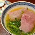 馳走 啐啄一十  - ⑬榊山牛(サーロイン)、真昆布&4種節(真昆布&いりこ、鰹節、鯖節、あご節)の出汁しゃぶ
      榊山牛は肉の味が強く出汁しゃぶが好み
      真昆布出汁の穏やかで円やかな味わい
      4種の節が複雑で立体的な旨みを構築