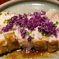 馳走 啐啄一十  - ⑫炭火焼き真名鰹(福岡県産、2kg)、6種類の野菜ソース掛け、紫蘇の花載せ
                    脂がのり旨みのある魚ですが、同時に独特な香りが出易く焼きはかなり難しいのですが完璧！
                    とても印象に残った一品でした