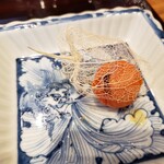 祇園 にし - ホオヅキの中にクリームチーズを包んだスモークサーモン。