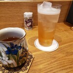 祇園 にし - 梅酒のソーダ割で乾杯。薄いグラスが良いね。