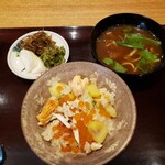 祇園 にし - 栗と鮭も入っているイクラごはん。なめこの赤だし。