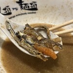 人類みな麺類 - 【再訪】らーめん骨はそのまんま煮干しが入っている
