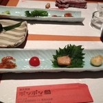 Pompon Sen - 付け出し。ちょこっと食べた後撮った写真で鮭の寿司があった。