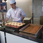 昼ぐらいまで毎日店頭で鮎太郎作っております