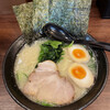 らーめん灯火 - 【2022年10月】豚骨味玉ラーメン＠820円、提供時。