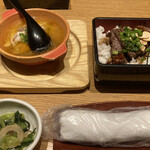 Koshitsu Izakaya Bonta - 白子のアヒージョ（左上）、黒毛和牛丼（右上）、サービス料の小鉢（左下）、おしぼり（右下）