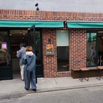 BREAD MATHIERE - 側溝の段差にもスロープありで車いすの入店は余裕です　レブレッソ 目黒武蔵小山店の跡です