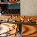 BREAD MATHIERE - 店内左手前の陳列　少し低いので小さいさんは注意が必要です　トレーは店内入ってすぐの左側です