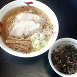 中華そば処 琴平荘 - 中華そば 塩＋漁師めし(850円＋150円也) 塩スープをかけていただきました‥