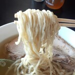 中華そば処 琴平荘 - 自家製中太縮れ麺がスープとの相性バッチリ！