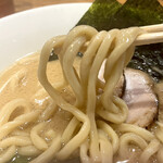 Hakata Ippuudou - 豚骨醤油の麺