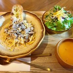 カフェバー ノラリ - キノコとスーチカのポルチーニクリームパスタ