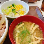 すき家 - 味噌汁・生野菜