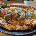 Pizzeria 26 - トマトベースに生ハムルッコラ