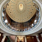 Sam Adams Boston Taproom - ファニュエル中核施設の一つ、クインジーマーケット中央の吹き抜け。