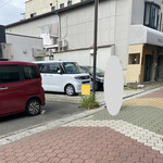 角屋食堂 - 店舗から駐車場です、赤い車は弁当屋さんの駐車場です。国道からは入れませんわかりにくいので店舗正面のパーキングが無難かも。