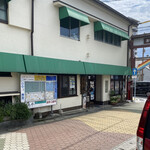 角屋食堂 - 駐車場から店舗側面、一方通行です。