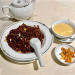 中国飯店 - 五目チャーハン（醤油味）スープ、漬物、デザート付き