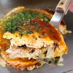 Okonomiyaki Kapu - ミツワソースは甘さの落ち着いたお好みソース
                        豚バラ肉はカリッと焼いてあり食感のアクセントになっているのと旨みもあります
                        とろろ昆布と魚粉の旨みが追加されており、化学調味料を使うよりは全然良いですね♪