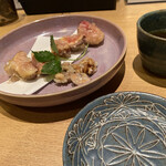 つきじ 文化人 - いちじくの天ぷら、素敵な取り皿に塩でいただきます