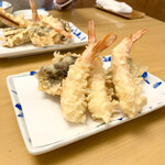 天ぷら よこい - ●二皿目
      ・海老
      ・椎茸エビ詰め
      ・カボチャ