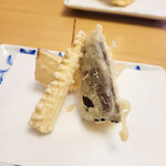 天ぷら よこい - ●三皿目
      ・ナス
      ・玉ねぎ
      ・ヤングコーン