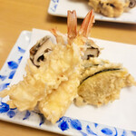 天ぷら よこい - ●二皿目
      ・海老
      ・椎茸エビ詰め
      ・カボチャ