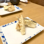 天ぷら よこい - ●三皿目
      ・ナス
      ・玉ねぎ
      ・ヤングコーン