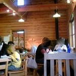 カフェピアニッシモ - ウッディな店内