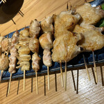 新宿鶏料理専門店 鳥京 - 左奥から、ささみ明太子、マッシュルームつくね、せせり、皮、もも、手羽先、オクラ