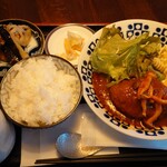 おあいこ堂 - ランチ 煮込みハンバーグ 1000円 全景