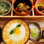 仙台牛たん 麦とろ 三代目文治 - 麦飯とろろ小鉢3種定食。