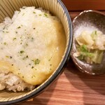 仙台牛たん 麦とろ 三代目文治 - 麦飯とろろと漬物。