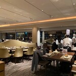 Chef's Live Kitchen - 店内は仕事帰りの会社員のグループも結構いました。(送別会？らしきものをしているグループも)