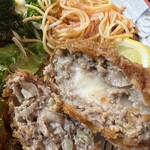 猫丸食堂 - ★モッツァレラチーズ入りメンチカツ
      　　チーズがビョ〜ンと伸びました。今日だけじゃなく、レギュラーメニューにしてほしい❤️